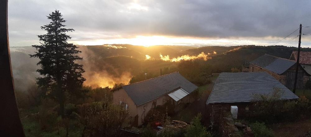 Louradou-Sur-Ciel Bed and Breakfast Jouqueviel Exteriör bild
